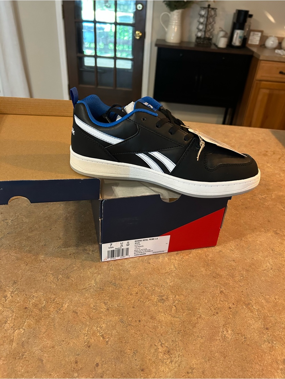 Reebok youth 7 Women’s 8.5  leather black and White Low-Top Sneakers with Blue